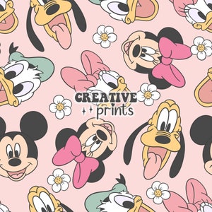 Op de afbeelding: Een roze achtergrond met cartoonfiguren van Mickey Mouse, Minnie Mouse, Donald Duck, Daisy Duck en Goofy. De personages lachen allemaal en hebben grote ogen. De achtergrond is versierd met witte bloemen.