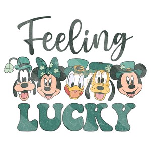 K&ouml;nnte beinhalten: Feeling Lucky Grafik mit Mickey Mouse, Minnie Mouse, Donald Duck und Goofy, die gr&uuml;ne H&uuml;te mit Kleebl&auml;ttern tragen.