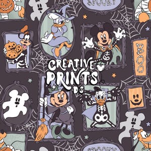 Puede incluir: Tela con temática de Halloween con personajes de dibujos animados disfrazados, incluyendo Mickey Mouse, Minnie Mouse y Donald Duck. El diseño incluye retratos enmarcados, telarañas, fantasmas y el texto "Creative Prints DS" y "Spooky".