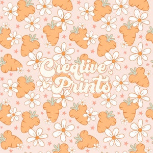 Peut inclure: Un motif sans couture composé de marguerites blanches, de carottes orange en forme de tête de Mickey Mouse et d'étoiles roses sur un fond rose clair. Le texte "Creative Prints" est au centre du motif.