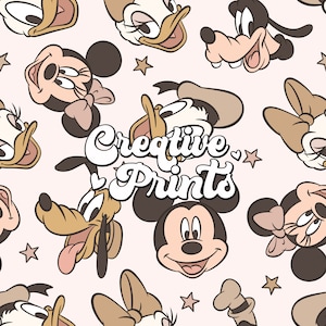 Pode incluir: Um padrão sem costura com personagens de desenhos animados do Mickey Mouse e seus amigos da Disney. O padrão inclui Mickey Mouse, Minnie Mouse, Pato Donald, Pateta e Pluto. Os personagens são retratados em um estilo vintage com um fundo rosa e estrelas. O texto "Creative Prints" aparece no centro do padrão.