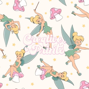 Pode incluir: Um padrão sem costura com Tinkerbell, a fada de Peter Pan, voando com suas asas abertas. Ela está vestindo um vestido verde e tem cabelo loiro. O fundo é branco com cogumelos rosa e estrelas amarelas. O texto "Creative Prints" está escrito em rosa.