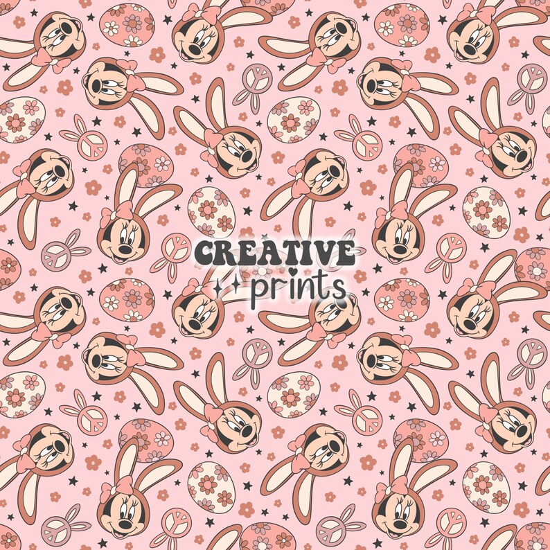 Op de afbeelding: Een naadloos roze en bruin patroon met een cartoonfiguur met konijnenoren, vredestekens, bloemen en paaseieren. De tekst "CREATIVE prints" staat in het midden van het patroon.