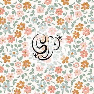 Puede incluir: Un fondo blanco con un patrón repetitivo de pequeñas flores de colores. Las flores son en tonos de rosa, azul, naranja y verde. La palabra "So" está escrita en cursiva negra en el centro de la imagen.