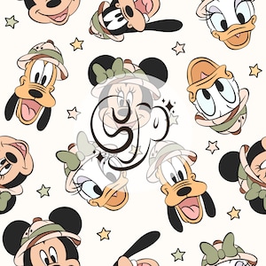 Pode incluir: Um padrão sem costura com personagens de desenhos animados da franquia Mickey Mouse da Disney. Os personagens incluem Mickey Mouse, Minnie Mouse, Donald Duck e Pateta. Os personagens são retratados em uma variedade de poses e expressões, e todos usam chapéus de safári. O fundo é branco com estrelas marrons.