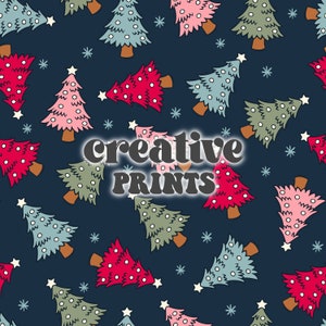 Könnte beinhalten: Ein nahtloses Muster mit bunten Weihnachtsbäumen auf dunkelblauem Hintergrund. Die Bäume sind mit weißen Punkten verziert und haben einen Stern oben. Der Text "Creative Prints" befindet sich in der Mitte des Musters.