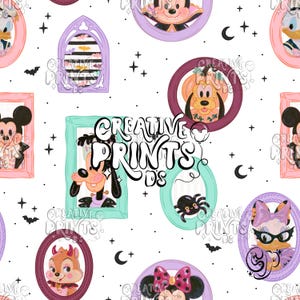 Pode incluir: Um padrão contínuo com personagens de desenhos animados em molduras coloridas sobre um fundo branco com estrelas, luas e morcegos. O design inclui várias figuras ilustradas, incluindo um cão com cabeça de abóbora, uma aranha e uma figura com costuras.