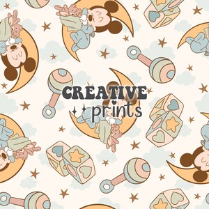 Pode incluir: Um padrão sem costura com um desenho animado do Mickey Mouse dormindo em uma lua crescente com estrelas e nuvens. O padrão também inclui brinquedos para bebês como chocalhos e blocos em cores pastel.