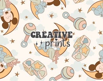 Pode incluir: Um padrão sem costura com um desenho animado do Mickey Mouse dormindo em uma lua crescente com estrelas e nuvens. O padrão também inclui brinquedos para bebês como chocalhos e blocos em cores pastel.
