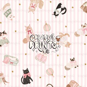Pode incluir: Um padrão repetitivo com vários gatos usando laços e suéteres, intercalados com ornamentos listrados e estrelas douradas em um fundo listrado de rosa claro e branco. O texto Creative Prints DS está centralizado.