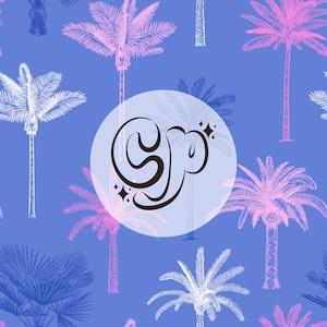 Pode incluir: Um padrão sem costura com palmeiras estilizadas em rosa, branco e azul sobre um fundo azul claro. A palavra "Spa" está escrita em uma fonte estilizada em um círculo com estrelas brancas.