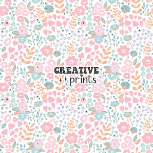Könnte beinhalten: Ein nahtloses Muster mit verschiedenen rosa, blauen und pfirsichfarbenen Blumen mit grünen Blättern auf weißem Hintergrund. Der Text "CREATIVE prints" befindet sich in der Mitte des Musters.