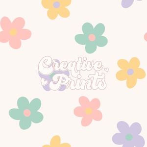 Pode incluir: Um fundo branco com o texto "Creative Prints" em uma fonte retrô. O fundo é decorado com flores pastel em forma de margarida.