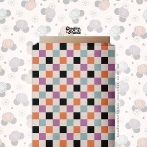 Op de afbeelding: Een naadloos herhalend patroon met een geruit ontwerp in zwart, oranje, paars en blauw. Het patroon is op een witte achtergrond. De tekst "SEAMLESS REPEAT PATTERN - 4000x4000 PX - 300 DPI - RGB" staat aan de rechterkant van de afbeelding.