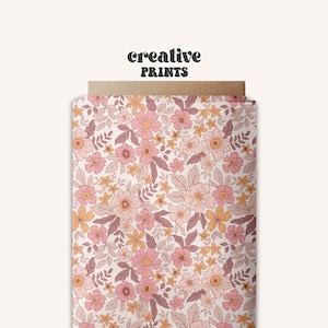 Puede incluir: Un patrón sin costuras con una variedad de flores rosas y amarillas con tallos y hojas marrones sobre un fondo blanco.