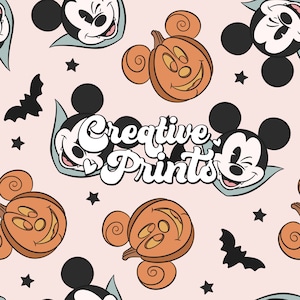 Pode incluir: Um padrão sem costura que apresenta o Mickey Mouse vestido de vampiro, uma abóbora talhada com orelhas de Mickey Mouse e o texto "Creative Prints". O fundo é de cor rosa claro.