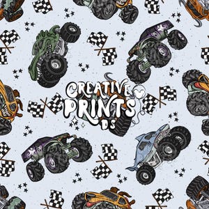 Op de afbeelding: Een lichtblauwe achtergrond met een herhalend patroon van monstertrucks, geblokte vlaggen en sterren. De monstertrucks hebben verschillende kleuren en ontwerpen. De tekst "Creative Prints DS" staat in het midden.