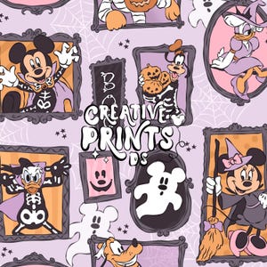 Pode incluir: Um padrão repetido com personagens de desenhos animados emoldurados em fantasias de Halloween, incluindo Mickey Mouse, Minnie Mouse, Pato Donald e Pateta. O fundo é lilás claro com teias de aranha. O texto "CREATIVE PRINTS" está no centro.