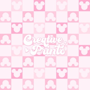 Puede incluir: Un fondo de cuadros rosa y blanco con un contorno blanco de orejas de Mickey Mouse repetido en todo el patrón. El texto "Creative Prints" está escrito en blanco, en una fuente estilizada en el centro de la imagen.