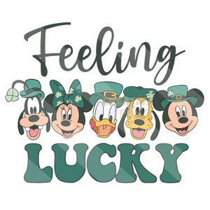 K&ouml;nnte beinhalten: Feeling Lucky Grafik mit Mickey Mouse, Minnie Mouse, Donald Duck, Goofy und Pluto, die gr&uuml;ne H&uuml;te mit Kleebl&auml;ttern tragen. Die Figuren l&auml;cheln und haben gr&uuml;ne Kleebl&auml;tter auf ihren H&uuml;ten.