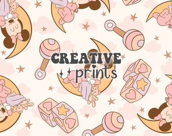 Pode incluir: Um padrão sem costura que apresenta um personagem de rato de desenho animado dormindo em uma lua crescente, cercado por estrelas, nuvens e brinquedos para bebês como chocalhos e blocos. O texto "CREATIVE prints" também está incluído no design.