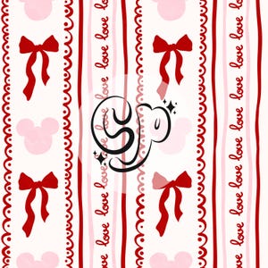 Pode incluir: Um fundo branco com listras vermelhas e rosas, laços vermelhos e orelhas de Mickey Mouse rosa. O texto "love love love love love love love love love" é repetido verticalmente no lado direito da imagem.