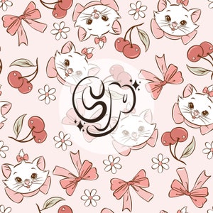 Puede incluir: Un patrón sin costuras que presenta un gato blanco con lazos rosas, cerezas y flores sobre un fondo rosa claro. El patrón es perfecto para telas, papel tapiz o papel de regalo.