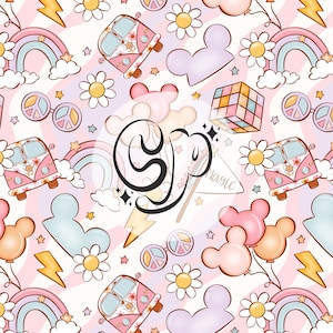 Pode incluir: Um padrão colorido e caprichoso com uma van rosa e branca com flores, arco-íris, estrelas, sinais de paz, orelhas do Mickey Mouse e um cubo de Rubik. O padrão está sobre um fundo rosa e branco com um design de redemoinho.