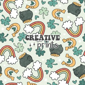 Może przedstawiać: Wzór bez szwów w kolorze zielonym, białym i złotym. Wzór zawiera tęcze, garnki złota, koniczyny i podkowy. Tekst "CREATIVE prints" znajduje się w środku wzoru.