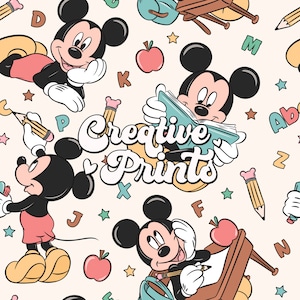 Può includere: Uno schema senza cuciture con Mickey Mouse in varie pose, tra cui la lettura di un libro, la scrittura con una matita e il pensiero. Lo schema include anche lettere colorate, stelle, mele e il testo "Creative Prints".