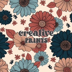 Op de afbeelding: Een naadloos patroon met verschillende bloemenontwerpen in tinten blauw, rood, roze en groen. De bloemen zijn gestileerd en hebben een vintage uitstraling. De achtergrond is licht crèmekleurig. De tekst "Creative Prints" is over het patroon gelegd.