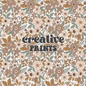 Pode incluir: Um padrão sem costura com um design repetitivo de flores marrons e bege com folhas verdes sobre um fundo branco. O texto "creative prints" está centralizado na imagem.