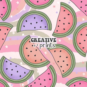 Puede incluir: Un patrón sin costuras con rodajas de sandía en rosa, verde y morado sobre un fondo blanco con rayas rosas, moradas y verdes y estrellas blancas. El texto "CREATIVE + prints" está en el centro del patrón.