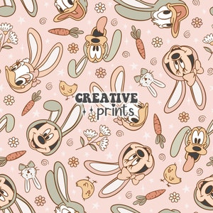 Peut inclure: Un fond rose avec un motif répété de personnages de dessins animés portant des oreilles de lapin. Les personnages incluent Mickey Mouse, Donald Duck, Dingo et un poussin. Il y a aussi des carottes, des fleurs et des étoiles dans le motif.