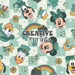 Peut inclure: Un fond à carreaux verts et blancs avec un arc-en-ciel, un pot d'or, des trèfles à quatre feuilles, des cœurs, des étoiles et divers personnages Disney portant des chapeaux verts. Les personnages incluent Mickey Mouse, Minnie Mouse, Donald Duck, Dingo et Pluto. Le texte "CREATIVE prints" est au centre de l'image.