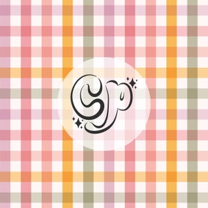 Pode incluir: Um fundo branco com um padrão xadrez rosa, laranja e cinza. Um círculo branco com contorno preto contém a palavra "SJP" em uma fonte de letra cursiva estilizada com duas pequenas estrelas de cada lado da palavra.
