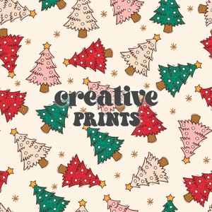 Pode incluir: Um padrão sem costura que apresenta uma variedade de árvores de Natal em vermelho, verde, rosa e creme com bolinhas brancas. As árvores estão dispostas em um padrão repetitivo sobre um fundo creme com estrelas douradas. O texto "Creative Prints" está no centro da imagem.