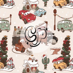 Pode incluir: Um padrão natalino festivo com carros, caminhões e vans de desenhos animados decorados com alegria natalina. O padrão inclui um carro vermelho com uma árvore de Natal no topo, uma van azul com uma coroa e um caminhão verde com um chapéu de Papai Noel. O fundo é bege claro com flocos de neve.