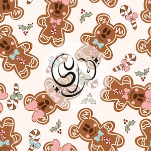 Pode incluir: Um padrão sem costura com biscoitos de gengibre em forma de Mickey Mouse. Os biscoitos são decorados com bengalas de doces, laços e azevinho. O fundo é de cor bege claro.