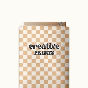 Pode incluir: Uma embalagem com um padrão xadrez bege e branco. As palavras "creative PRINTS" estão impressas em castanho escuro e em negrito na frente. A aba superior tem as palavras "creative PRINTS" impressas em uma fonte menor.
