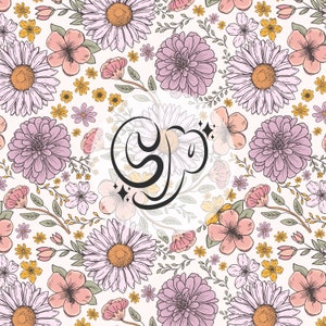 Könnte beinhalten: Ein Blumenmuster mit rosa, weißen und gelben Blumen. Das Wort "So" ist in einer stilisierten Schriftart in der Mitte des Bildes geschrieben.