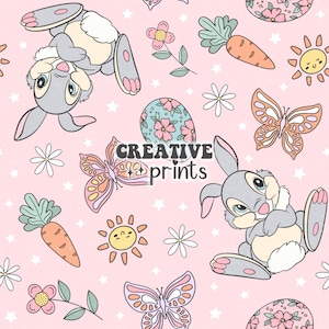 Peut inclure: Un motif sans couture sur fond rose avec diverses illustrations sur le thème de Pâques, notamment des lapins, des papillons, des carottes, des fleurs et des œufs. Le texte "CREATIVE prints" est également inclus dans le motif.
