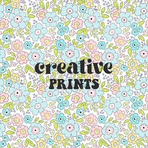 Puede incluir: Un fondo blanco con un patrón repetitivo de flores azul claro, rosa y amarillo con hojas verdes. El texto "creative prints" está en el centro de la imagen.
