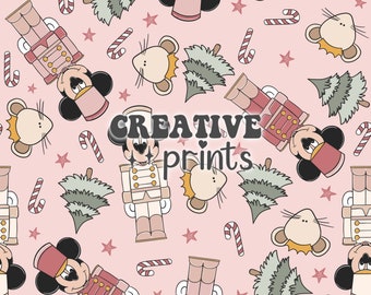 Puede incluir: Un fondo rosa con un patrón repetido de Mickey Mouse vestido de cascanueces, ratones, bastones de caramelo y árboles de Navidad. El texto "CREATIVE prints" está en el centro de la imagen.