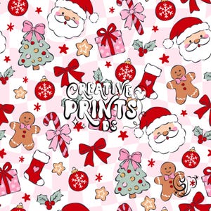 Pode incluir: Um padrão repetitivo com rostos de Pai Natal, bonecos de gengibre, árvores de Natal, ornamentos vermelhos, bengalas doces, presentes e laços num fundo axadrezado rosa claro e branco. O texto CREATIVE PRINTS DS está centralizado.