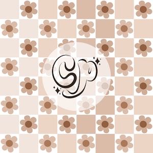 Pode incluir: Um fundo xadrez branco e marrom com um padrão de flores marrons. Um círculo branco com um "SO" cursivo preto no centro. O "O" tem duas pequenas estrelas brancas acima.