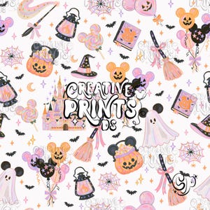 Pode incluir: Um padrão contínuo com ícones de Halloween, incluindo abóboras com orelhas de rato, fantasmas, chapéus de bruxa, vassouras, lanternas, teias de aranha e um castelo. O texto CREATIVE PRINTS DS está centralizado sobre os gráficos em tons pastel.