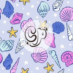 Pode incluir: Um padrão sem costura que apresenta uma variedade de conchas marinhas coloridas, estrelas do mar e um logotipo "Spa" estilizado sobre um fundo azul claro. O padrão é perfeito para criar um ambiente relaxante e praiano.