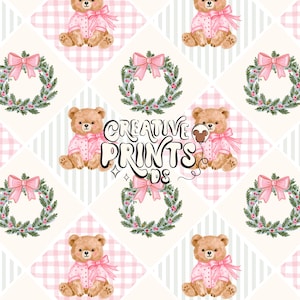 Pode incluir: Um padrão repetitivo com ursos de peluche castanhos a usar camisas cor-de-rosa às bolinhas com laços cor-de-rosa, e grinaldas verdes com laços cor-de-rosa, sobre um fundo de losangos axadrezados cor-de-rosa e riscas cinzentas. Texto CREATIVE PRINTS DS.