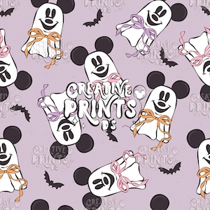 Pode incluir: Um padrão repetido com fantasmas de desenhos animados com orelhas do Mickey Mouse, adornados com laços laranja, rosa e roxo. Morcegos pretos e formas de cabeça do Mickey Mouse estão espalhados em um fundo lavanda. O texto "CREATIVE PRINTS DS" também está presente.